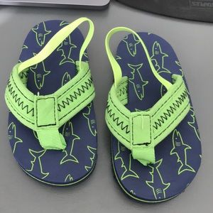 NEW & NBW toddler 🦈SHARK flip flop sandals size 4